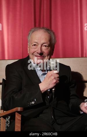 Filmregisseur Robin Hardy bei der Premiere von „The Wicker Tree“, einer Fortsetzung von The Wicker man, die er auch für das Prince Charles Cinema in London führte Stockfoto