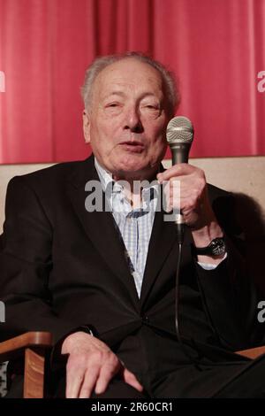 Filmregisseur Robin Hardy bei der Premiere von „The Wicker Tree“, einer Fortsetzung von The Wicker man, die er auch für das Prince Charles Cinema in London führte Stockfoto