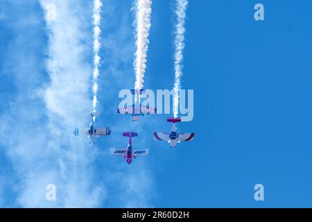 Bloemfontein, Südafrika - 20. Mai 2023: Aerobatikshow in vier Flugzeugen am Flughafen Tempe in Bloemfontein Stockfoto