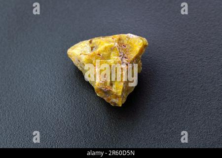 Seltener Felsblock, Opal, mineralisch, schwarzer Hintergrund. Opal ist eine hydrierte amorphe Form von Kieselgel Stockfoto