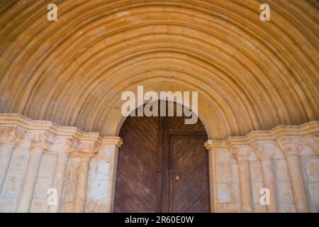 Fassade der Kirche Virgen del Barrio. Navares de las Cuevas, Provinz Segovia, Castilla Leon, Spanien. Stockfoto