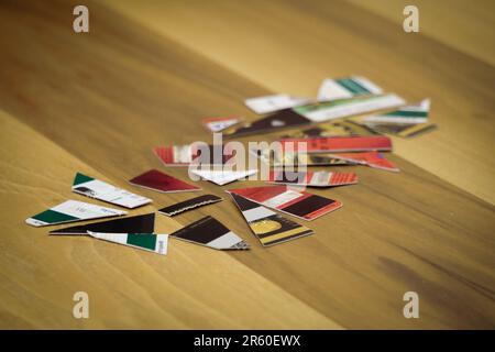 Zerbrochene Kreditkarten auf Holzhintergrund, Nahaufnahme Stockfoto