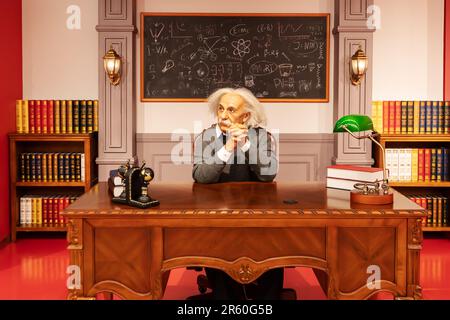 Wachsfigur von Albert Einstein in seinem Büro. Krasnaya Polyana, Sotschi, Russland - 13. Oktober 2021. Stockfoto