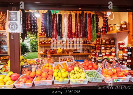 Verkaufsstände mit frischen und getrockneten Früchten auf dem Markt. Krasnaya Polyana, Sotschi, Russland - 14. Oktober 2021. Stockfoto
