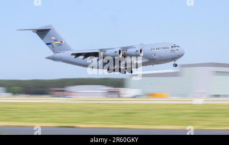 Wunstorf, Deutschland. 06. Juni 2023. Eine Boeing C17 der US Air Force (USAF) landet auf dem Luftwaffenstützpunkt Wunstorf in der Region Hannover. Vom 12. Bis 23. Juni nehmen 25 Nationen und 10.000 Soldaten mit 250 Flugzeugen am Air Defender 2023 Air Force Manöver unter deutscher Führung Teil. Kredit: Julian Stratenschulte/dpa/Alamy Live News Stockfoto