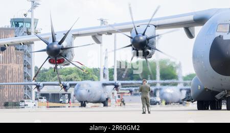 Wunstorf, Deutschland. 06. Juni 2023. Ein Techniker steht vor einem deutschen Air Force Airbus A400M auf dem Wunstorf Air Base in der Region Hannover. Vom 12. Bis 23. Juni nehmen 25 Nationen und 10.000 Soldaten mit 250 Flugzeugen unter deutscher Führung am Air Force Manöver „Air Defender 2023“ Teil. Kredit: Julian Stratenschulte/dpa/Alamy Live News Stockfoto