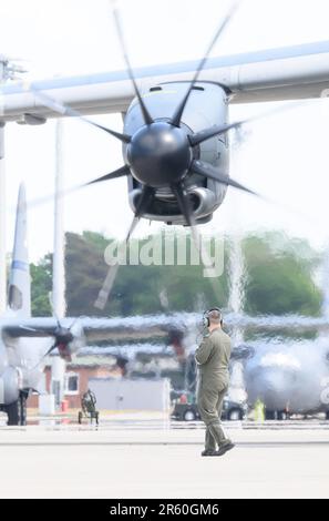 Wunstorf, Deutschland. 06. Juni 2023. Ein Techniker steht vor einem deutschen Air Force Airbus A400M auf dem Wunstorf Air Base in der Region Hannover. Vom 12. Bis 23. Juni nehmen 25 Nationen und 10.000 Soldaten mit 250 Flugzeugen unter deutscher Führung am Air Force Manöver „Air Defender 2023“ Teil. Kredit: Julian Stratenschulte/dpa/Alamy Live News Stockfoto