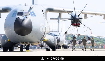 Wunstorf, Deutschland. 06. Juni 2023. Soldaten gehen vor dem Airbus A400M der Deutschen Luftwaffe auf dem Luftwaffenstützpunkt Wunstorf in der Region Hannover. Vom 12. Bis 23. Juni nehmen 25 Nationen und 10.000 Soldaten mit 250 Flugzeugen unter deutscher Führung am Air Force Manöver „Air Defender 2023“ Teil. Kredit: Julian Stratenschulte/dpa/Alamy Live News Stockfoto