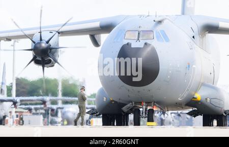 Wunstorf, Deutschland. 06. Juni 2023. Ein Techniker steht vor einem deutschen Air Force Airbus A400M auf dem Wunstorf Air Base in der Region Hannover. Vom 12. Bis 23. Juni nehmen 25 Nationen und 10.000 Soldaten mit 250 Flugzeugen unter deutscher Führung am Air Force Manöver „Air Defender 2023“ Teil. Kredit: Julian Stratenschulte/dpa/Alamy Live News Stockfoto
