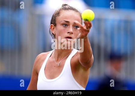 Isabelle Lacy aus Großbritannien in Aktion während des 1.-Runden-Spiels der Damen gegen Madison Brengle aus den USA am zweiten Tag der Lexus-Surbiton-Trophäe 2023 im Surbiton Racket and Fitness Club, London. Foto: Dienstag, 6. Juni 2023. Stockfoto