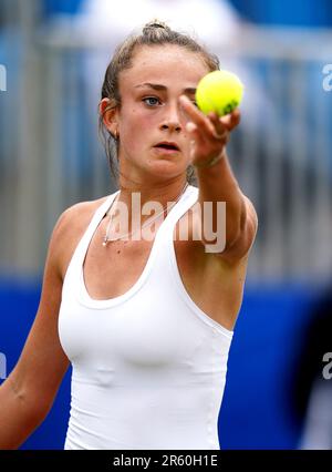 Isabelle Lacy aus Großbritannien in Aktion während des 1.-Runden-Spiels der Damen gegen Madison Brengle aus den USA am zweiten Tag der Lexus-Surbiton-Trophäe 2023 im Surbiton Racket and Fitness Club, London. Foto: Dienstag, 6. Juni 2023. Stockfoto