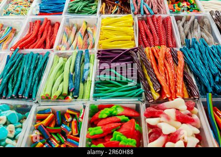 Verschiedene Süßigkeiten auf der Theke. Der Markt im Osten. Makhachkala, Dagestan, Russland - 1. Oktober 2022. Stockfoto