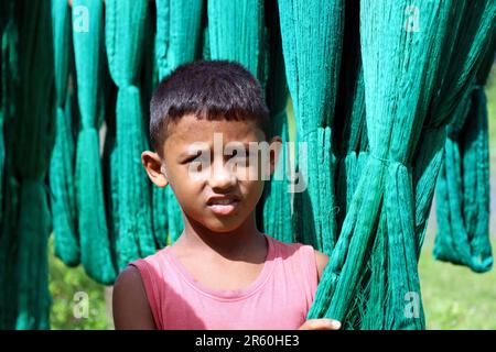 Narayangonj, Narayangonj, Bangladesch. 6. Juni 2023. Frisch gefärbte Fäden lassen sich auf dem Banty Bazaar in Narayanganj in der Sonne trocknen. Bunty Bazaar ist berühmt für Damenbekleidung. Von hier aus werden verschiedenfarbige Kleidungsstücke hergestellt, die im ganzen Land zum Verkauf angeboten werden. (Kreditbild: © Syed Mahabubul Kader/ZUMA Press Wire) NUR REDAKTIONELLE VERWENDUNG! Nicht für den kommerziellen GEBRAUCH! Kredit: ZUMA Press, Inc./Alamy Live News Stockfoto