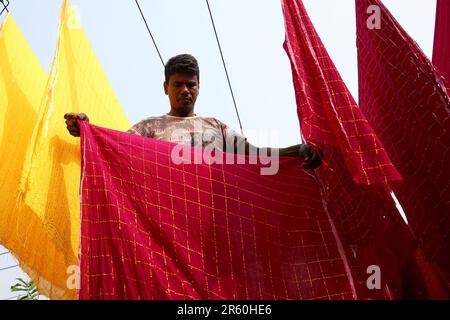Narayangonj, Narayangonj, Bangladesch. 6. Juni 2023. Frisch gefärbte Kleidung wird zum Trocknen in der Sonne auf dem Banty Bazaar in Narayanganj aufgehängt. Bunty Bazaar ist berühmt für Damenbekleidung. Von hier aus werden verschiedenfarbige Kleidungsstücke hergestellt, die im ganzen Land zum Verkauf angeboten werden. (Kreditbild: © Syed Mahabubul Kader/ZUMA Press Wire) NUR REDAKTIONELLE VERWENDUNG! Nicht für den kommerziellen GEBRAUCH! Kredit: ZUMA Press, Inc./Alamy Live News Stockfoto