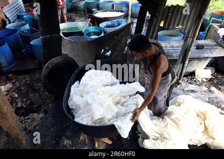 Narayangonj, Narayangonj, Bangladesch. 6. Juni 2023. Stoffe werden in einer Fabrik in Banti Bazar in Narayanganj gefärbt. Bunty Bazaar ist berühmt für Damenbekleidung. Von hier aus werden verschiedenfarbige Kleidungsstücke hergestellt, die im ganzen Land zum Verkauf angeboten werden. (Kreditbild: © Syed Mahabubul Kader/ZUMA Press Wire) NUR REDAKTIONELLE VERWENDUNG! Nicht für den kommerziellen GEBRAUCH! Kredit: ZUMA Press, Inc./Alamy Live News Stockfoto
