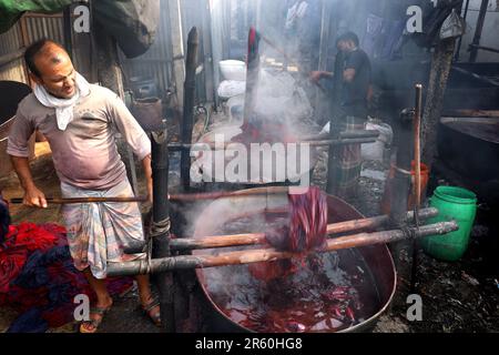 Narayangonj, Narayangonj, Bangladesch. 6. Juni 2023. Stoffe werden in einer Fabrik in Banti Bazar in Narayanganj gefärbt. Bunty Bazaar ist berühmt für Damenbekleidung. Von hier aus werden verschiedenfarbige Kleidungsstücke hergestellt, die im ganzen Land zum Verkauf angeboten werden. (Kreditbild: © Syed Mahabubul Kader/ZUMA Press Wire) NUR REDAKTIONELLE VERWENDUNG! Nicht für den kommerziellen GEBRAUCH! Kredit: ZUMA Press, Inc./Alamy Live News Stockfoto