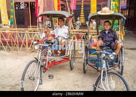 Fahrrad Rikscha Fahrer warten auf Kundschaft, Chiang Mai, Thailand, Asien | Fahrrad-Rikscha-Fahrer warten auf Kunden, Chiang Mai, Thailand, A Stockfoto