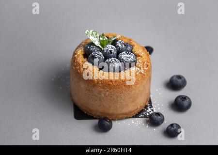 Ein köstliches Dessert aus Blaubeerpulver mit Zuckerfüllung Stockfoto