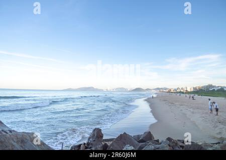 Mutiger Strand in itajai-sc brasilien mit der Stadt Balneario Combo in der Landschaft im Hintergrund und den Menschen, die den für seine Hig bekannten Strand genießen Stockfoto