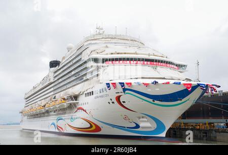 Schanghai. 6. Juni 2023. Dieses Foto wurde am 6. Juni 2023 aufgenommen und zeigt Chinas erstes im Inland gebautes großes Kreuzfahrtschiff „Adora Magic City“ in Ost-Chinas Shanghai. Chinas erstes im Inland gebautes großes Kreuzfahrtschiff schloss sein Abdocken in Shanghai am Dienstag ab und markiert damit seinen vollständigen Übergang zur Phase des Debugging-Anlegens am Dock. Das Kreuzfahrtschiff „Adora Magic City“ wird voraussichtlich Ende 2023 geliefert. Kredit: Ding Ting/Xinhua/Alamy Live News Stockfoto
