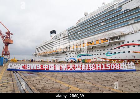 Schanghai. 6. Juni 2023. Dieses Foto wurde am 6. Juni 2023 aufgenommen und zeigt Chinas erstes im Inland gebautes großes Kreuzfahrtschiff „Adora Magic City“ in Ost-Chinas Shanghai. Chinas erstes im Inland gebautes großes Kreuzfahrtschiff schloss sein Abdocken in Shanghai am Dienstag ab und markiert damit seinen vollständigen Übergang zur Phase des Debugging-Anlegens am Dock. Das Kreuzfahrtschiff „Adora Magic City“ wird voraussichtlich Ende 2023 geliefert. Kredit: Ding Ting/Xinhua/Alamy Live News Stockfoto