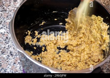 Die berühmte osmanische Mahlzeit Keskek wird zu Hause in der Küche mit Getreide und Huhn zubereitet Stockfoto