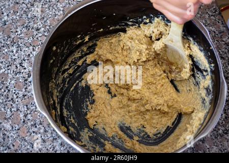 Die berühmte osmanische Mahlzeit Keskek wird zu Hause in der Küche mit Getreide und Huhn zubereitet Stockfoto