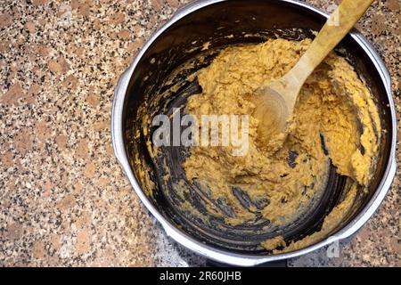 Die berühmte osmanische Mahlzeit Keskek wird zu Hause in der Küche mit Getreide und Huhn zubereitet Stockfoto