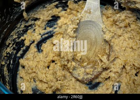Die berühmte osmanische Mahlzeit Keskek wird zu Hause in der Küche mit Getreide und Huhn zubereitet Stockfoto