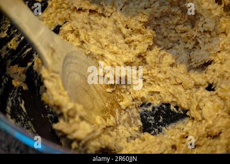 Die berühmte osmanische Mahlzeit Keskek wird zu Hause in der Küche mit Getreide und Huhn zubereitet Stockfoto