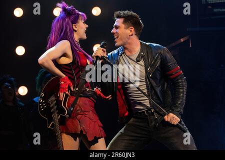 London, Großbritannien. 05. Juni 2023. Ian McIntosh (R) und Elena Skye (L) in vollen Kostümen, die während des Musicals We will Rock You auf der Bühne singen. „We will Rock You the Musical“ von Queen und Ben Elton kehrt diesen Sommer nach London zurück, zu einer unvergleichlichen 12-wöchigen Saison im London Coliseum, mit Schriftsteller und Regisseur Ben Elton als Rebellenführer, zum ersten Mal zusammen mit den West End-Legenden Brenda Edwards als Killer Queen, Lee Mead als Khashoggi, Ian McIntosh als Galileo und Elena Skye als Scaramouche. Kredit: SOPA Images Limited/Alamy Live News Stockfoto