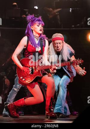 London, Großbritannien. 05. Juni 2023. Elena Skye und Scaramouche spielen Gitarre, während Ben Elton neben ihr steht und während des Musicals We will Rock You seine „Air Gitarre“ spielt. „We will Rock You the Musical“ von Queen und Ben Elton kehrt diesen Sommer nach London zurück, zu einer unvergleichlichen 12-wöchigen Saison im London Coliseum, mit Schriftsteller und Regisseur Ben Elton als Rebellenführer, zum ersten Mal zusammen mit den West End-Legenden Brenda Edwards als Killer Queen, Lee Mead als Khashoggi, Ian McIntosh als Galileo und Elena Skye als Scaramouche. Kredit: SOPA Images Limited/Alamy Live News Stockfoto