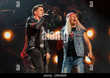 London, Großbritannien. 05. Juni 2023. (L-R) Ian McIntosh und Ben Elton auf der Bühne, während wir das Musical "We will Rock You" spielen. „We will Rock You the Musical“ von Queen und Ben Elton kehrt diesen Sommer nach London zurück, zu einer unvergleichlichen 12-wöchigen Saison im London Coliseum, mit Schriftsteller und Regisseur Ben Elton als Rebellenführer, zum ersten Mal zusammen mit den West End-Legenden Brenda Edwards als Killer Queen, Lee Mead als Khashoggi, Ian McIntosh als Galileo und Elena Skye als Scaramouche. Kredit: SIPA USA/Alamy Live News Stockfoto