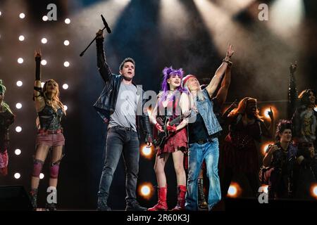 London, Großbritannien. 05. Juni 2023. L-R Ian McIntosh, Elena Skye und Ben Elton, die während des Musicals We will Rock You auf der Bühne gesehen wurden. „We will Rock You the Musical“ von Queen und Ben Elton kehrt diesen Sommer nach London zurück, zu einer unvergleichlichen 12-wöchigen Saison im London Coliseum, mit Schriftsteller und Regisseur Ben Elton als Rebellenführer, zum ersten Mal zusammen mit den West End-Legenden Brenda Edwards als Killer Queen, Lee Mead als Khashoggi, Ian McIntosh als Galileo und Elena Skye als Scaramouche. Kredit: SIPA USA/Alamy Live News Stockfoto
