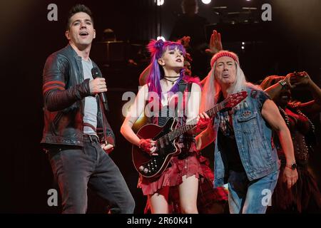 London, Großbritannien. 05. Juni 2023. Ian McIntosh, Elena Skye, Ben Elton, gesehen auf der Bühne während des Musicals We will Rock You. „We will Rock You the Musical“ von Queen und Ben Elton kehrt diesen Sommer nach London zurück, zu einer unvergleichlichen 12-wöchigen Saison im London Coliseum, mit Schriftsteller und Regisseur Ben Elton als Rebellenführer, zum ersten Mal zusammen mit den West End-Legenden Brenda Edwards als Killer Queen, Lee Mead als Khashoggi, Ian McIntosh als Galileo und Elena Skye als Scaramouche. Kredit: SIPA USA/Alamy Live News Stockfoto