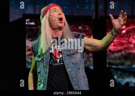 London, Großbritannien. 05. Juni 2023. Ben Elton, gekleidet als Rebellenführer, tritt auf der Bühne in We will Rock You auf. Ben hat diese Show auch geschrieben und Regie geführt. „We will Rock You the Musical“ von Queen und Ben Elton kehrt diesen Sommer nach London zurück, zu einer unvergleichlichen 12-wöchigen Saison im London Coliseum, mit Schriftsteller und Regisseur Ben Elton als Rebellenführer, zum ersten Mal zusammen mit den West End-Legenden Brenda Edwards als Killer Queen, Lee Mead als Khashoggi, Ian McIntosh als Galileo und Elena Skye als Scaramouche. Kredit: SIPA USA/Alamy Live News Stockfoto