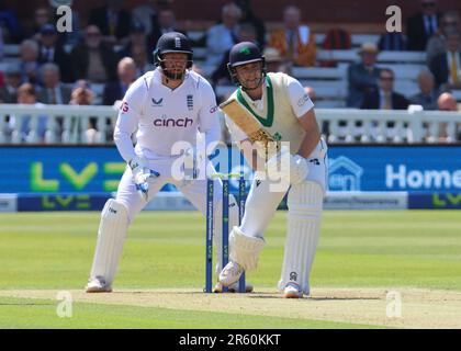 Jonny Bairstow (Yorkshire) und Lorcan Tucker aus Irland, England, während des ersten Tests der 4. Runde zwischen England und Irland bei L Stockfoto