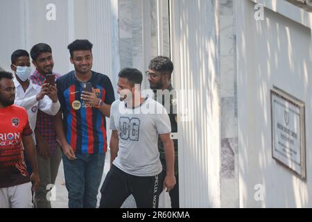 Fans umzingeln Shakib, als der Spitzenreiter Shakib Al Hasan beim Training des Cricket-Teams von Bangladesch im Sher-e-Bangla National auftauchte Stockfoto