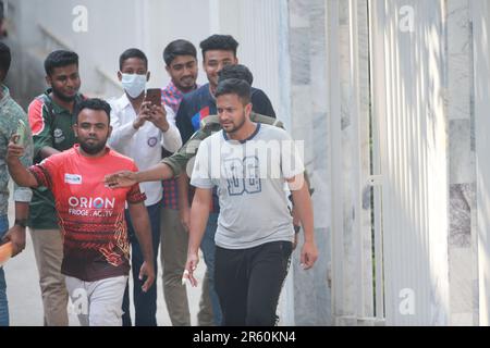 Fans umzingeln Shakib, als der Spitzenreiter Shakib Al Hasan beim Training des Cricket-Teams von Bangladesch im Sher-e-Bangla National auftauchte Stockfoto