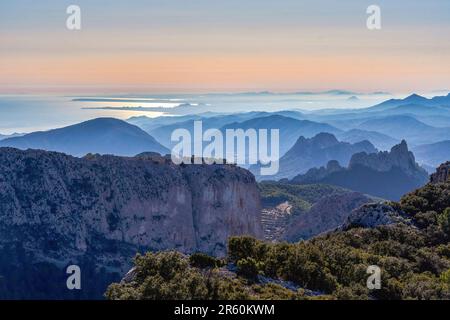 Sonnenuntergang in der Sierra del Malladar, von wo aus Sie die Küste von Alicante sehen können. Auf der rechten Seite die Castellets Gebirgskette. In der Provinz Alicante, Beniman Stockfoto