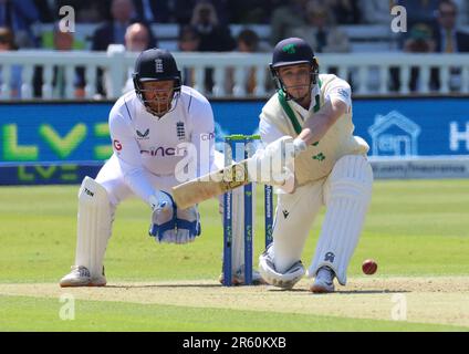 Jonny Bairstow (Yorkshire) von L-R England und Lorcan Tucker von Irland und England beim Test Match Series Day One of 4 Match zwischen England Agai Stockfoto