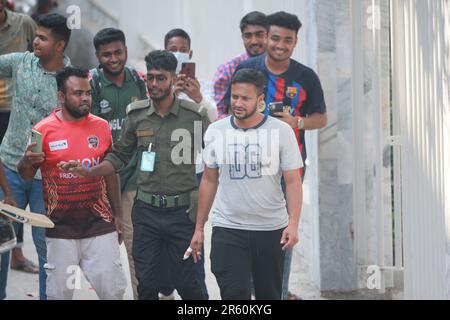 Fans umzingeln Shakib, als der Spitzenreiter Shakib Al Hasan beim Training des Cricket-Teams von Bangladesch im Sher-e-Bangla National auftauchte Stockfoto