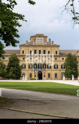 Parma, Italien - juni 3 2023 - Herzogspalast (Palazzo Ducale di Parma) im Gemeindegarten (Parco Ducale). Stockfoto