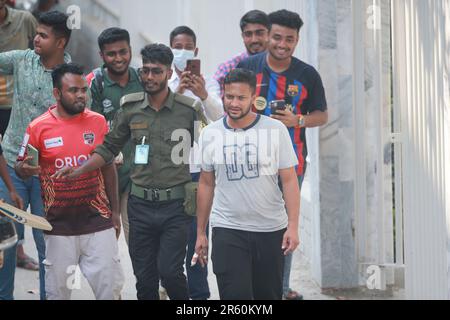 Fans umzingeln Shakib, als der Spitzenreiter Shakib Al Hasan beim Training des Cricket-Teams von Bangladesch im Sher-e-Bangla National auftauchte Stockfoto