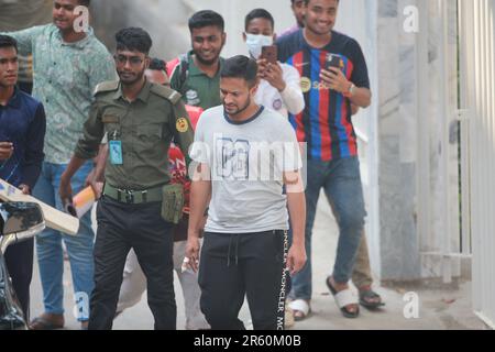 Fans umzingeln Shakib, als der Spitzenreiter Shakib Al Hasan beim Training des Cricket-Teams von Bangladesch im Sher-e-Bangla National auftauchte Stockfoto