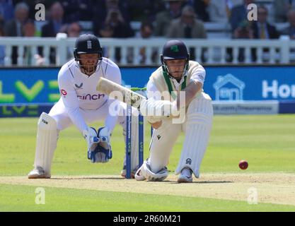 Jonny Bairstow (Yorkshire) und Lorcan Tucker von Irland, die am ersten Tag der Testreihe 4 zwischen England und Irland teilgenommen haben Stockfoto