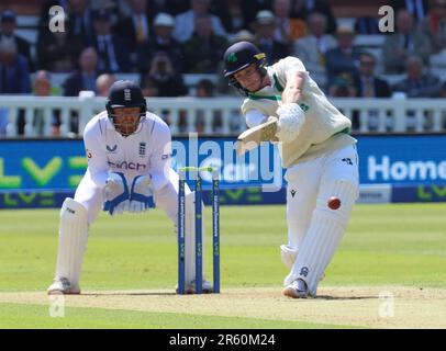 Jonny Bairstow (Yorkshire) von L-R England und Lorcan Tucker von Irland und England beim Test Match Series Day One of 4 Match zwischen England Agai Stockfoto