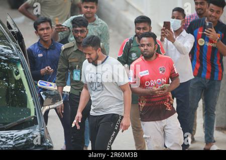 Fans umzingeln Shakib, als der Spitzenreiter Shakib Al Hasan beim Training des Cricket-Teams von Bangladesch im Sher-e-Bangla National auftauchte Stockfoto