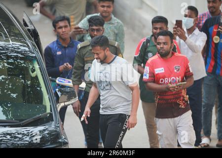 Fans umzingeln Shakib, als der Spitzenreiter Shakib Al Hasan beim Training des Cricket-Teams von Bangladesch im Sher-e-Bangla National auftauchte Stockfoto