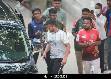 Fans umzingeln Shakib, als der Spitzenreiter Shakib Al Hasan beim Training des Cricket-Teams von Bangladesch im Sher-e-Bangla National auftauchte Stockfoto